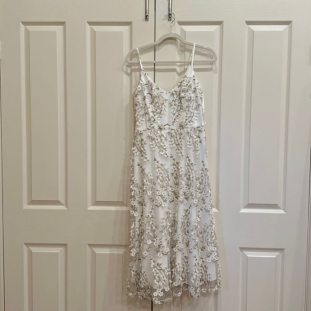 Xscape Metallic Floral V-Neck Cocktail Midi Dress. Size: US4
